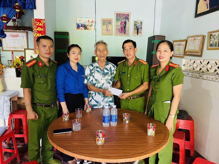 Cán bộ, chiến sĩ nhà trường thăm hỏi, động viên các gia đình có hoàn cảnh khó khăn trên địa bàn, góp phần gắn kết đơn vị với địa phương.