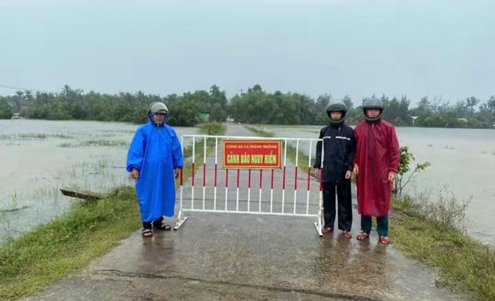 Cơ quan chức năng xã Thăng Trường tổ chức chốt chặn tại vị trí bị ngập sâu.