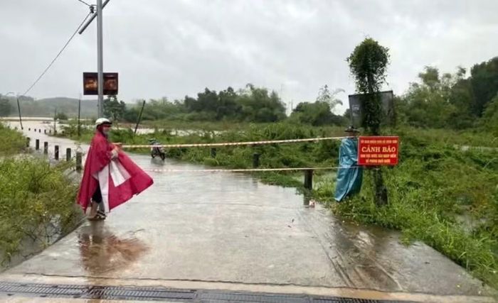 Một điểm ngập sâu tại xã Bình Sơn được giăng dây cảnh báo, không cho người dân qua lại để đảm bảo an toàn. Ảnh: CTV