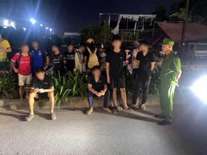 4 nam thanh niên có liên quan đến vụ xô xát được đưa về trụ sở Công an để làm rõ.