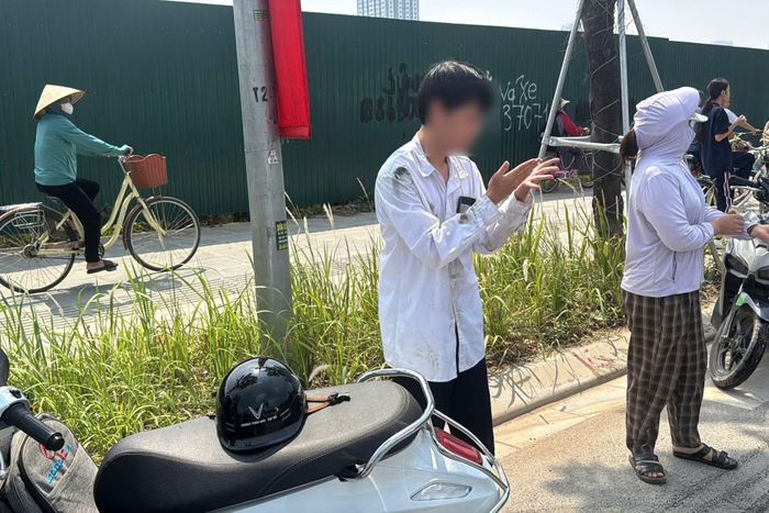Một người đi xe máy bị ngã do trơn trượt.