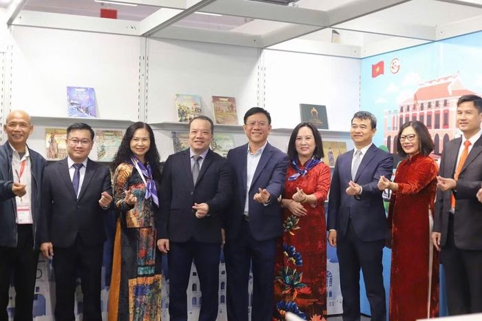 Ông Nguyễn Ngọc Hồi, Phó Giám đốc Sở Văn hóa và Thể thao TP Hồ Chí Minh, Phó Chủ tịch Hội Xuất bản Việt Nam và đoàn công tác cùng các đại biểu.