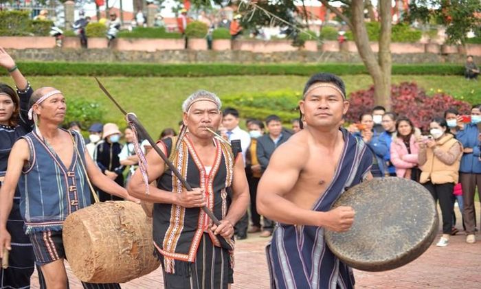 Đội cồng chiêng của thôn với 23 thành viên duy trì tập luyện đều đặn hàng tuần chính là minh chứng sinh động cho sự gắn kết hài hòa giữa tri thức hiện đại và cội nguồn văn hóa của đồng bào Cơ Ho.