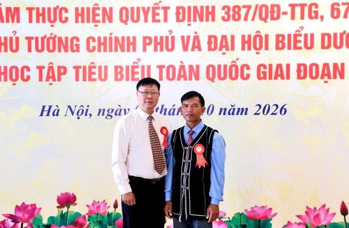 Phó Chủ tịch Thường trực Hội Khuyến học tỉnh Lâm Đồng Đỗ Hoàng Tuấn và Chi hội trưởng Chi hội Khuyến học thôn Ka Ming Dong Dor Sinh dự Đại hội biểu dương các mô hình học tập tiêu biểu toàn quốc..