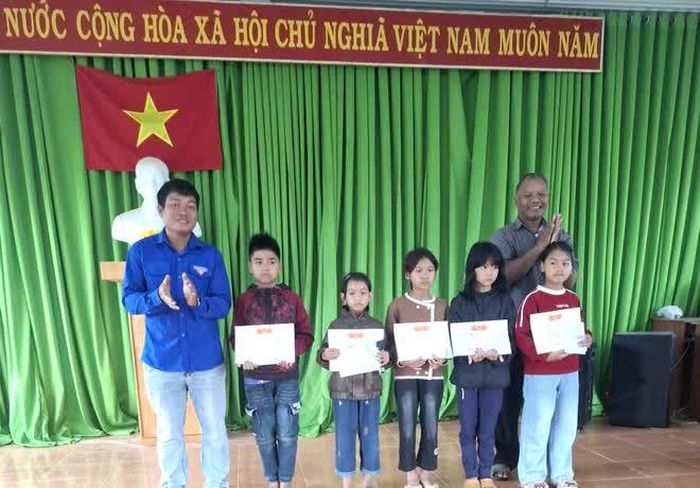 Trao thưởng cho các học sinh tại thôn Ka Ming