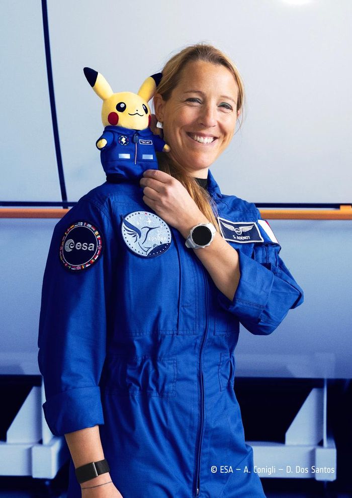 Phi hành gia Sophie Adenot của ESA cùng với thú nhồi bông Pikachu phi hành gia tại Trung tâm Phi hành gia Châu Âu (EAC) ở Cologne, Đức. Ảnh: ESA