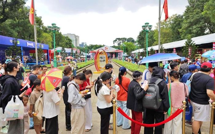 Công dân, khách tham quan đến với lễ hội.