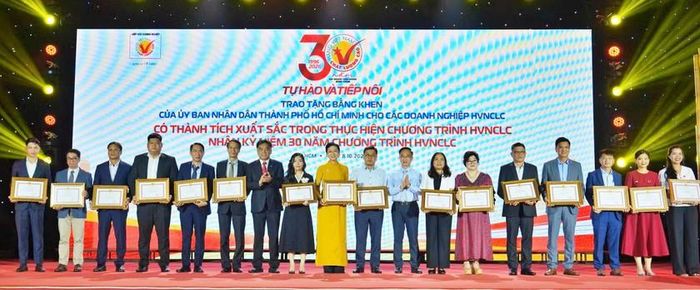 Lãnh đạo Thành phố Hồ Chí Minh trao Bằng khen, ghi nhận những đóng góp trong hành trình phát triển hàng Việt cho đại diện các doanh nghiệp.