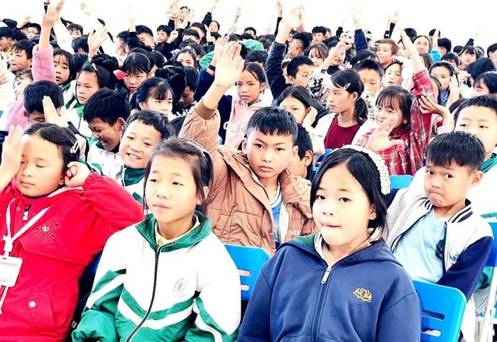 Chương trình ngoại khóa thu hút sự tham gia đông đảo cán bộ, giáo viên và học sinh trên địa bàn. Ảnh: Trọng Mạch