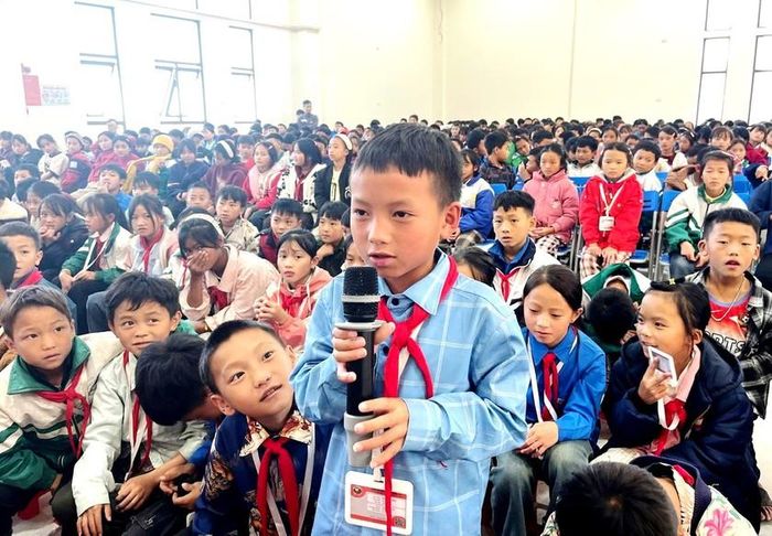 Học sinh tham gia trả lời câu hỏi về đường biên, cột mốc ở địa phương. Ảnh: Trọng Mạch