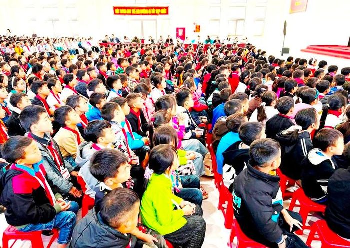 "Tiết học biên cương" còn khơi dậy mạnh mẽ lòng tự hào dân tộc, tình yêu quê hương đất nước và ý thức trách nhiệm của học sinh đối với từng tấc đất thiêng liêng của Tổ quốc.  Ảnh: Trọng Mạch