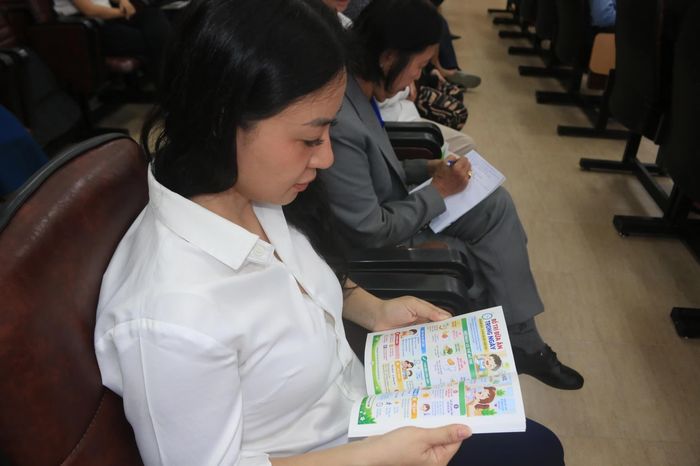 Phụ huynh tìm hiểu kiến thức về dinh dưỡng cho trẻ.
