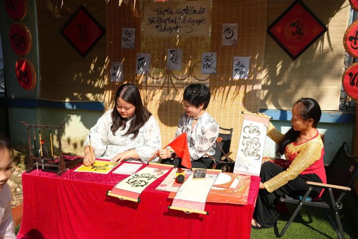 Không gian thư pháp mang đến cho trẻ cơ hội làm quen với một nét đẹp văn hóa truyền thống.