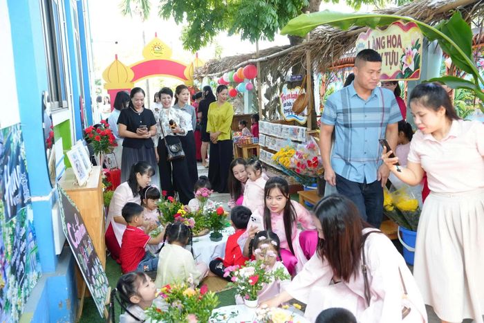 Trẻ cùng cô giáo và cha mẹ trải nghiệm cắm hoa, tìm hiểu nét đẹp của làng hoa Tây Tựu.