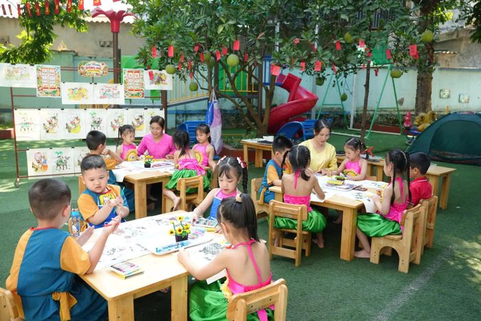 Các em học sinh hào hứng trải nghiệm vẽ tranh Đông Hồ trong không gian “Làng nghề truyền thống tuổi thơ”.