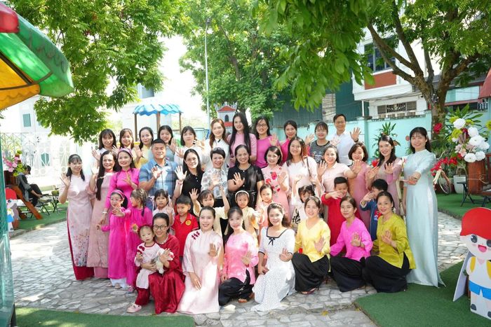 Cô, trò và phụ huynh Trường Mầm non Minh Khai cùng lưu giữ khoảnh khắc tại chương trình “Hà Nội ngàn năm văn hiến – Nét đẹp thanh lịch văn minh”.