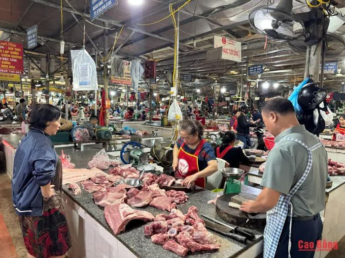 Thịt được người dân lựa chọn kỹ, bảo đảm độ tươi và phù hợp nhu cầu sử dụng của gia đình. if(window.ads_zones == undefined) window.ads_zones = []; window.ads_zones.push('4430f13aa99e4cd9ebce9cda6b090242') 
