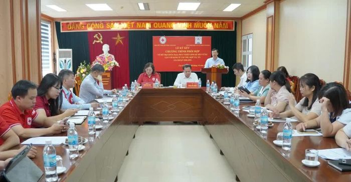 Phó Chủ tịch Ủy ban MTTQ tỉnh, Chủ tịch Hội Nông dân tỉnh Nguyễn Phương Huy phát biểu tại lễ ký kết.