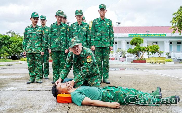 Công tác huấn luyện tình huống cứu người gặp nạn trên biển được cán bộ, chiến sĩ đơn vị thực hiện thường xuyên.
