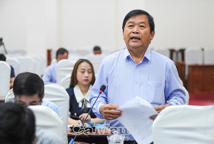 Ông Nguyễn Việt Trung, Chủ tịch Hội Bảo vệ quyền lợi người tiêu dùng tỉnh, đóng góp ý kiến vào dự thảo Luật Bảo vệ quyền lợi người tiêu dùng.