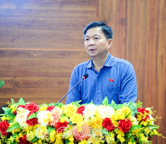 Phó Trưởng đoàn chuyên trách Đoàn ĐBQH tỉnh Cà Mau Nguyễn Bình Tân phát biểu tại buổi tiếp xúc cử tri theo chuyên đề.