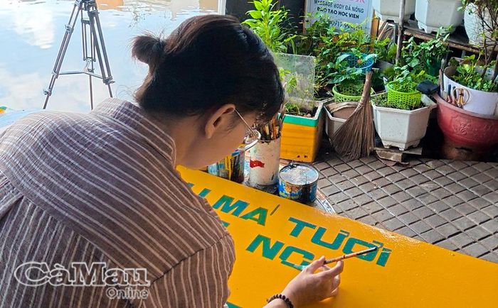 Nghề vẽ bảng hiệu thủ công không chỉ cần “hoa tay” mà còn đòi hỏi sự kiên nhẫn, cần mẫn và tỉ mỉ.