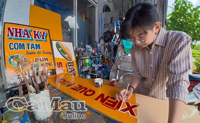 Bảng hiệu vẽ tay thường được thiết kế đơn giản, với kiểu chữ chân phương, dễ đọc.