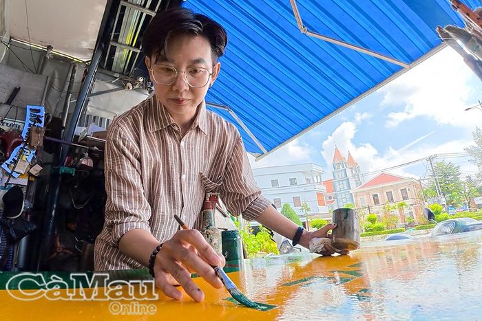 Mỗi nét trên bảng hiệu đều được anh Ý Dĩ vẽ thủ công.