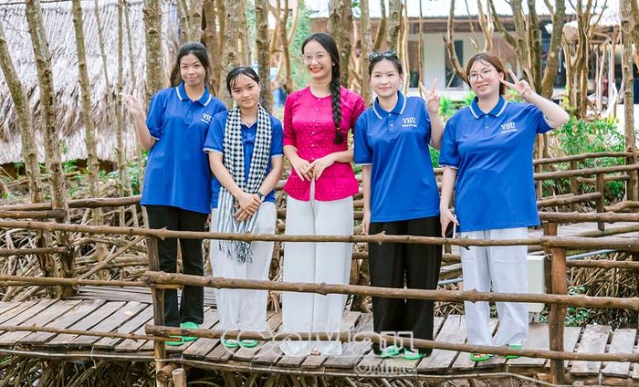 Nhóm du khách trẻ chọn Ðiểm du lịch cộng đồng Hoàng Hôn, xã Ðất Mũi để trải nghiệm và tìm hiểu về Cà Mau.
