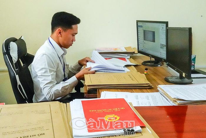 Việc bố trí cán bộ trực tại Bộ phận Một cửa giúp rút ngắn khâu hướng dẫn, tạo thuận lợi cho người dân thực hiện thủ tục đất đai.