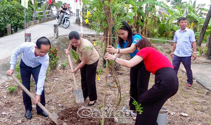 Phó Bí thư Tỉnh uỷ Hồ Thanh Thuỷ cùng lãnh đạo Hội Liên hiệp Phụ nữ tỉnh và xã Vĩnh Mỹ trồng cây xanh trên tuyến đường thực hiện mô hình “Ngày xanh - Đêm sáng”.