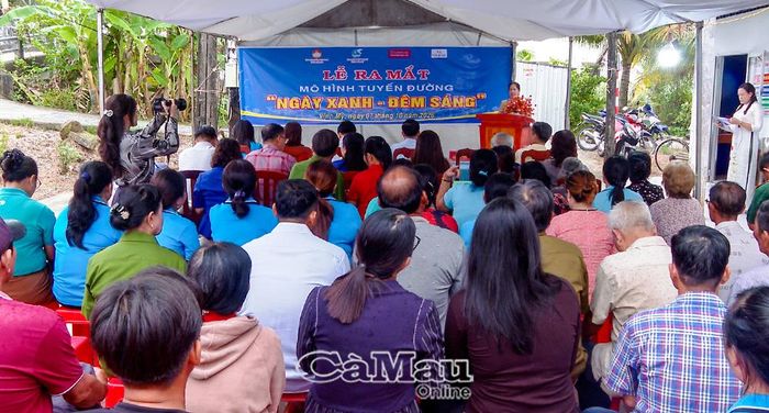  Đông đảo cán bộ, hội viên phụ nữ và người dân ấp Ninh Lợi, Thạnh Hưng 2 dự lễ ra mắt tuyến đường “Ngày xanh - Đêm sáng”.