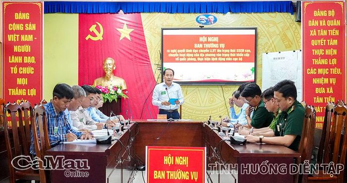 Đồng chí Tạ Hoàng Khương, Bí thư Đảng uỷ, Chủ tịch HĐND xã Tân Tiến, chủ trì Hội nghị Ban Thường vụ Đảng uỷ ra nghị quyết lãnh đạo chuyển lực lượng vũ trang lên trạng thái sẵn sàng chiến đấu cao.