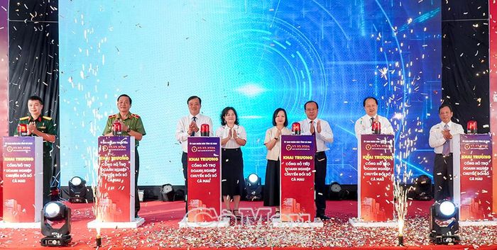 Lãnh đạo tỉnh và đại diện Bộ KH&CN thực hiện nghi thức khai trương “Cổng hỗ trợ doanh nghiệp chuyển đổi số Cà Mau”.
