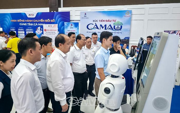 Đại biểu tham quan, trải nghiệm robot AI phục vụ hành chính công.