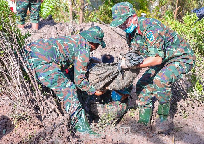 Sáng 8/10, lực lượng làm nhiệm vụ phát hiện bộ hài cốt liệt sĩ đầu tiên.