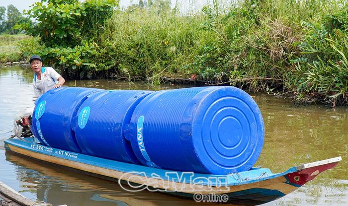 Người dân xã Biển Bạch vận chuyển bồn chứa nước về nhà để chủ động tích trữ nước, ứng phó nguy cơ thiếu nước trong mùa khô 2026-2027.