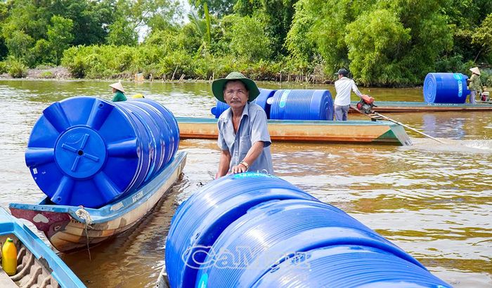 Người dân Xã Nguyễn Phích tiếp nhận bồn chứa nước dung tích 1.000 lít, chủ động dự trữ nguồn nước phục vụ sinh hoạt trong mùa khô.