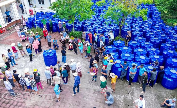 Quang cảnh buổi bàn giao bồn chứa nước hỗ trợ người dân ứng phó hạn, mặn tại Xã Nguyễn Phích ngày 6/10.