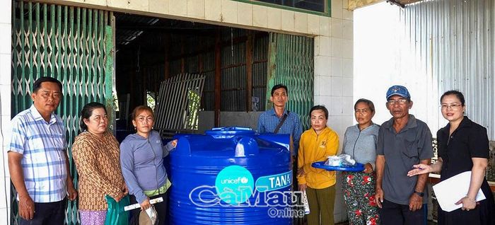 Đại diện các đơn vị trao tặng bồn chứa nước cho người dân xã Khánh Lâm.