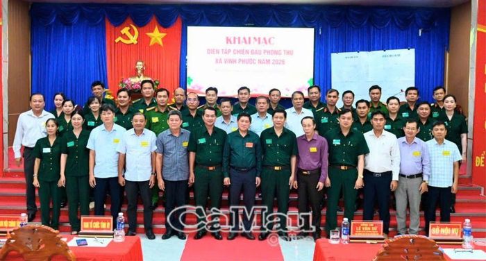 Các đại biểu tham dự lễ khai mạc Diễn tập chiến đấu phòng thủ xã Vĩnh Phước năm 2026, chụp ảnh lưu niệm.