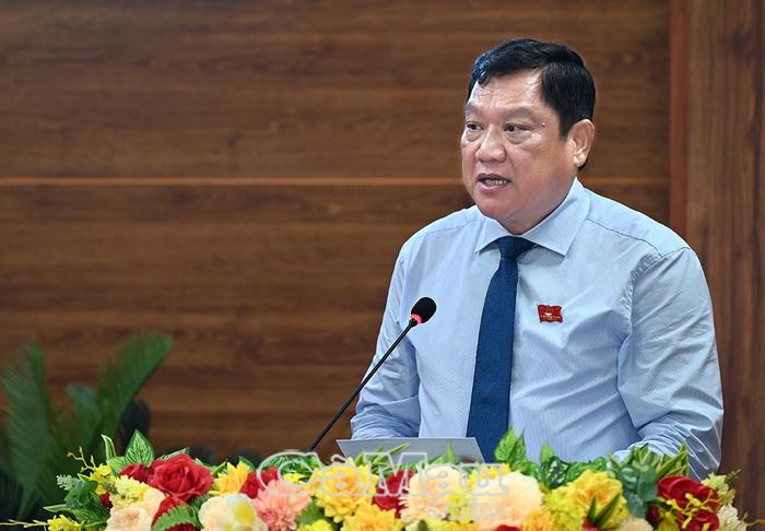 Đồng chí Lâm Văn Bi, Uỷ viên Ban Thường vụ Tỉnh uỷ, Phó Chủ tịch Thường trực UBND tỉnh, thông qua các tờ trình trên lĩnh vực phát triển kinh tế, ngân sách của tỉnh tại kỳ họp.