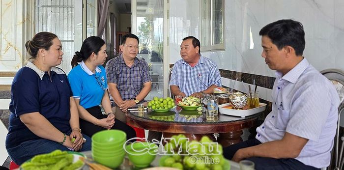 Bà Lê Thị Ngọc Linh trao đổi với lãnh đạo xã Đầm Dơi về mô hình.