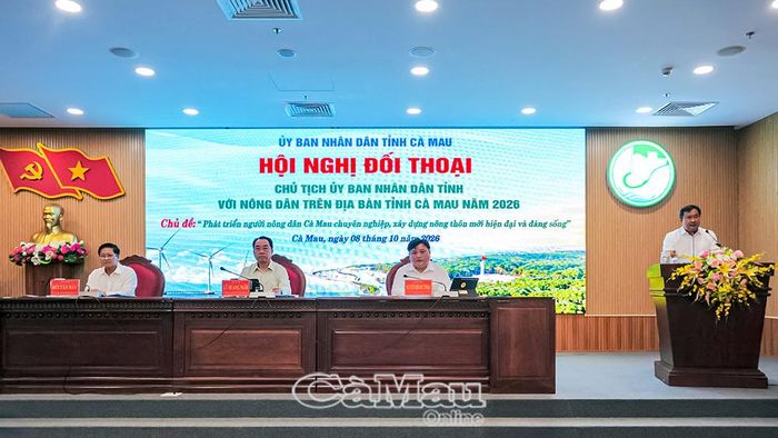 Các đồng chí lãnh đạo chủ trì Hội nghị đối thoại giữa Chủ tịch UBND tỉnh với nông dân năm 2026.