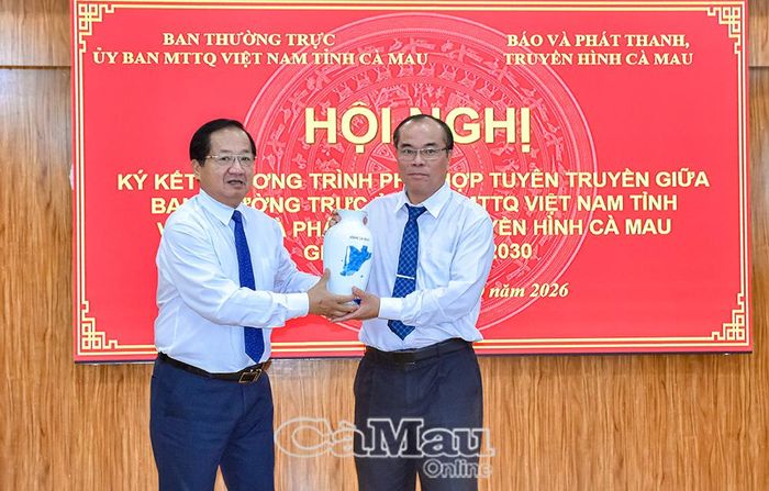 Đồng chí Lê Thanh Triều, Uỷ viên Ban Thường vụ Tỉnh uỷ, Phó Chủ tịch Thường trực Uỷ ban MTTQ Việt Nam tỉnh Cà Mau trao quà lưu niệm đến đồng chí Lâm Hồ Sỹ, Tỉnh uỷ viên, Giám đốc Báo và phát thanh, truyền hình Cà Mau.