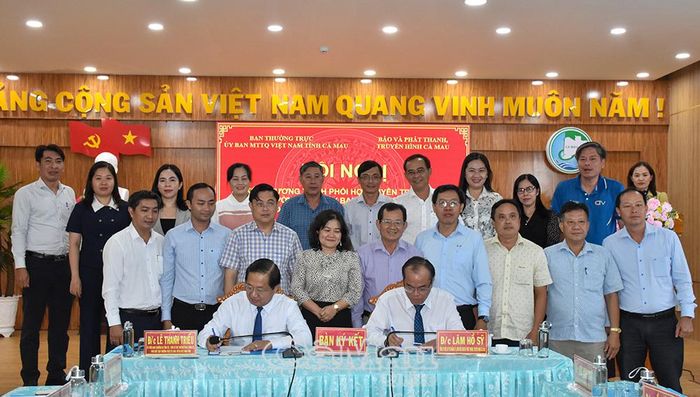Đồng chí Lê Thanh Triều, Phó Chủ tịch Thường trực Uỷ ban MTTQ Việt Nam tỉnh Cà Mau và đồng chí Lâm Hồ Sỹ, Giám đốc Báo và phát thanh, truyền hình Cà Mau, thực hiện nghi thức ký kết Chương trình phối hợp tuyên truyền giai đoạn 2026-2030.