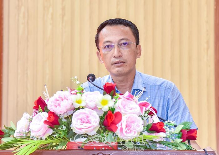 Ông Trương Hoàng Lil, Chủ tịch UBND xã Vĩnh Thanh báo cáo tình hình phát triển kinh tế - xã hội qua 9 tháng đầu năm.