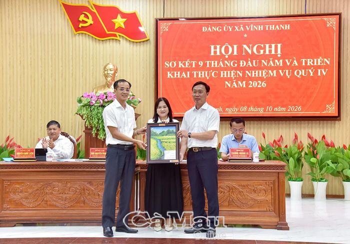Đảng uỷ, UBND xã Vĩnh Thanh tặng đồng chí Huỳnh Hữu Trí, Chủ nhiệm Uỷ ban Kiểm tra Tỉnh uỷ tác phẩm Tranh muối của địa phương.