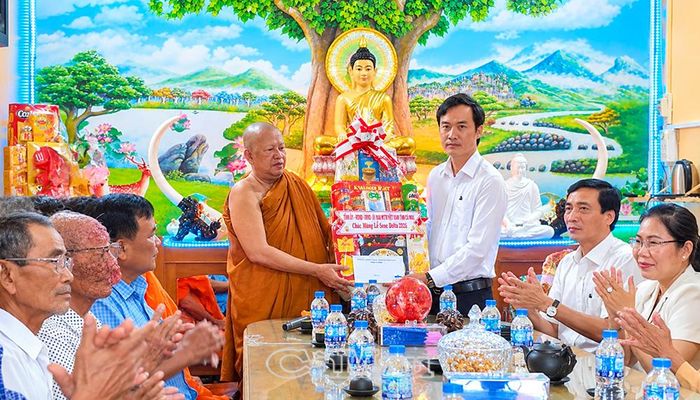  Phó Giám đốc Sở Dân tộc và Tôn giáo Lương Văn Pho trao quà của Tỉnh uỷ, HĐND, UBND, Uỷ ban MTTQ Việt Nam tỉnh Cà Mau chúc mừng đến Thượng toạ Thạch Thái, Trụ trì chùa Hoà Bình cũ.