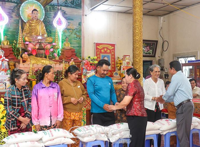 Bà Nguyễn Thu Tư, Giám đốc Sở Dân tộc và Tôn giáo, cùng đồng chí Võ Minh Tám, Phó Bí thư Thường trực Đảng uỷ Xã Trần Văn Thời, tặng quà cho hộ có hoàn cảnh khó khăn.